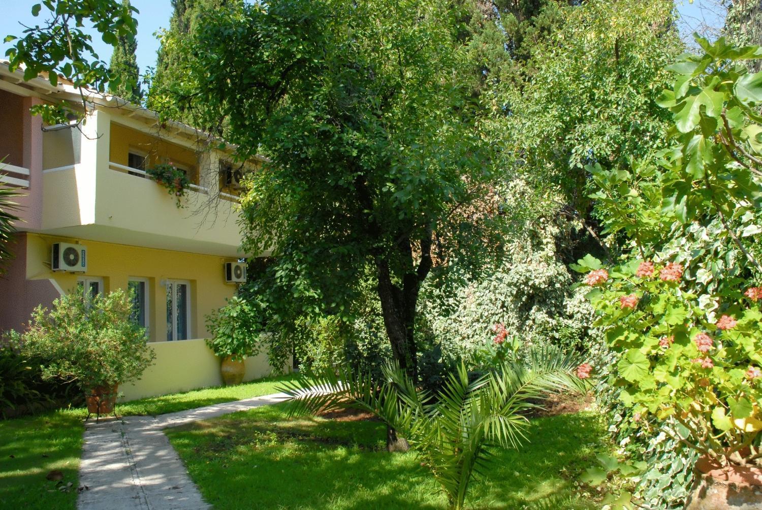 Spiti Prifti Apartments Гувия Екстериор снимка